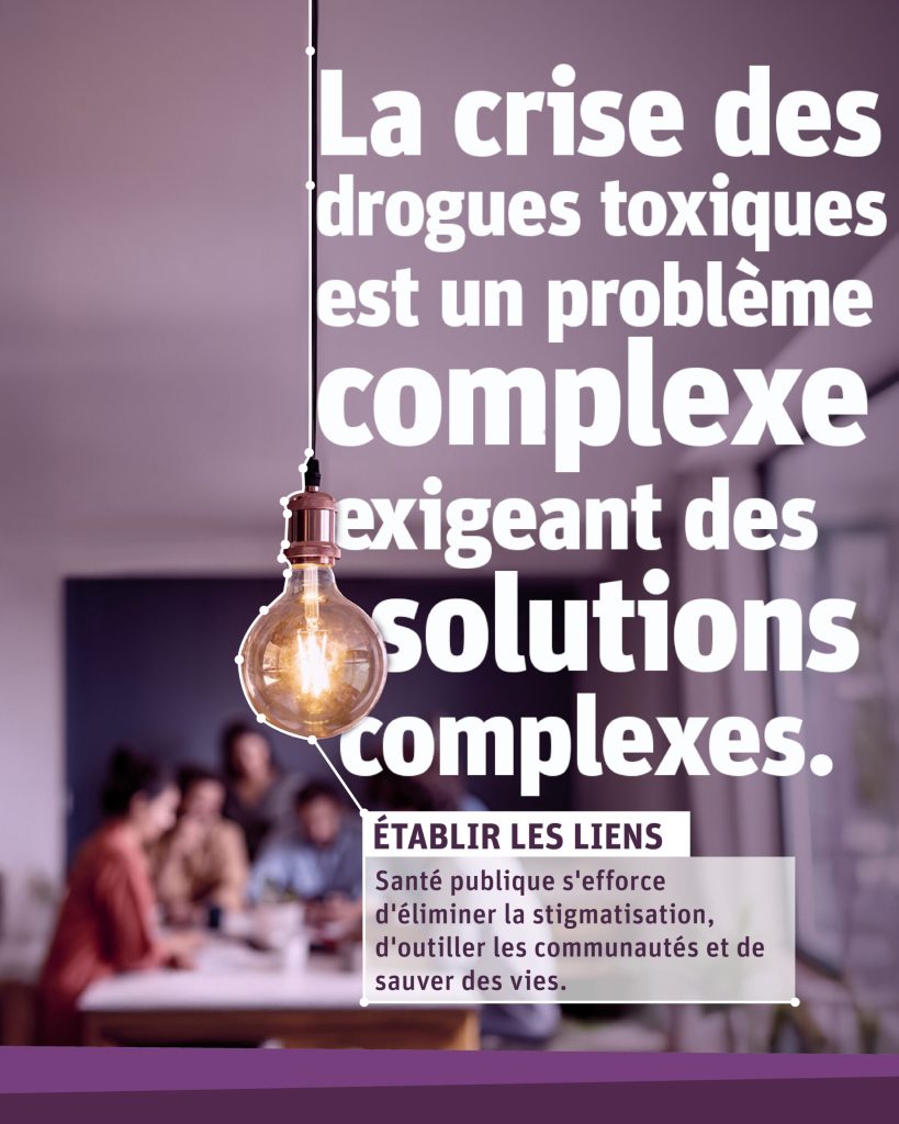 Une ampoule s’allume devant un groupe de personnes diverses discutant d’une solution. ÉTABLIR LES LIENS : Santé publique s'efforce d'éliminer la stigmatisation, d'outiller les communautés et de sauver des vies.